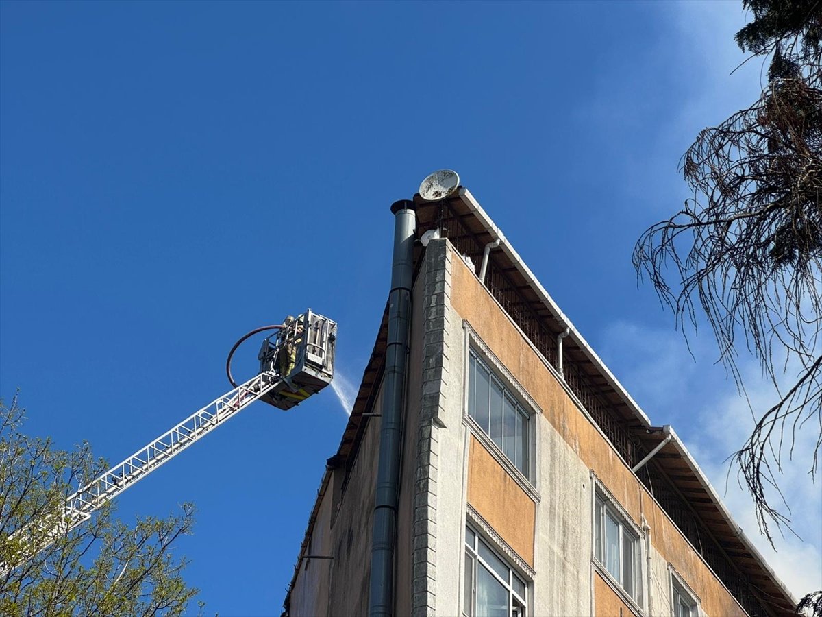 Sarıyer'de 5 katlı binanın çatısında çıkan yangın söndürüldü