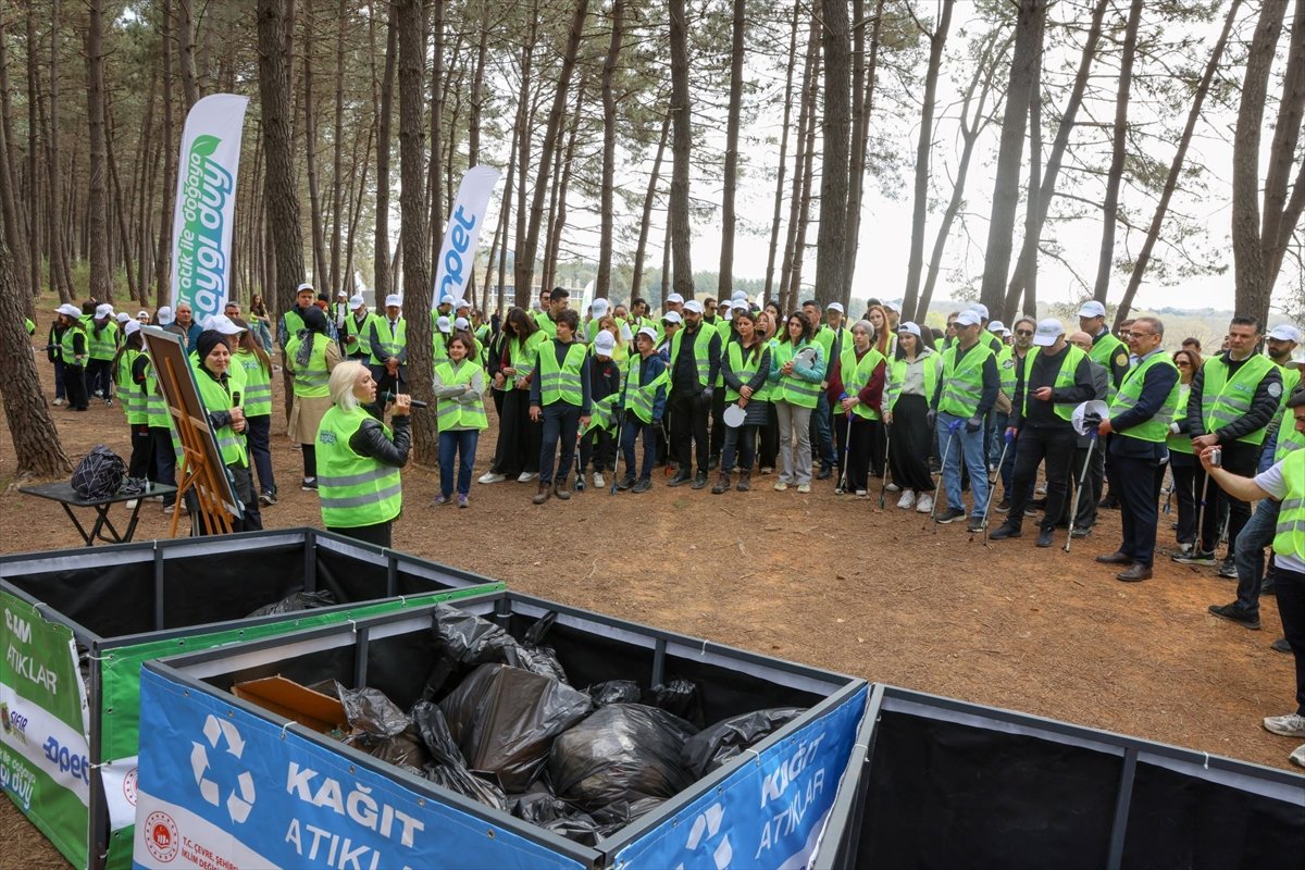 'Sıfır Atık ile Doğaya Saygı Duy' projesi kapsamında İstanbul'da çevre temizliği yapıldı