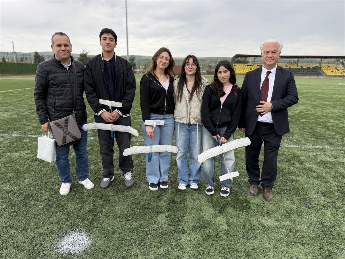 Tekirdağ'da lise öğrencileri tasarladıkları planör uçaklarla yarışıyor