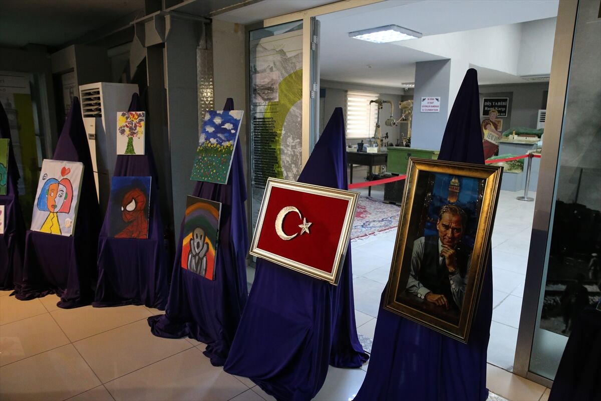 Tokat'ta otizmli çocukların yaptığı resimler sergilendi
