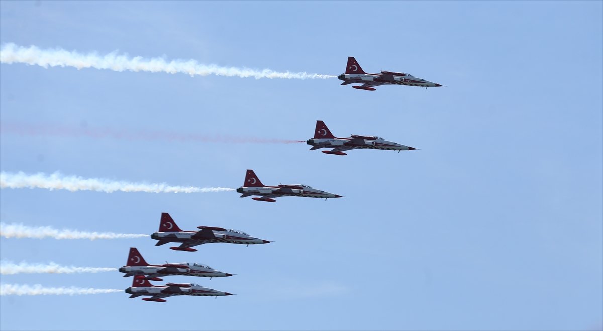Türk Yıldızları, Çanakkale Şehitler Abidesi üzerinde gösteri uçuşu yaptı