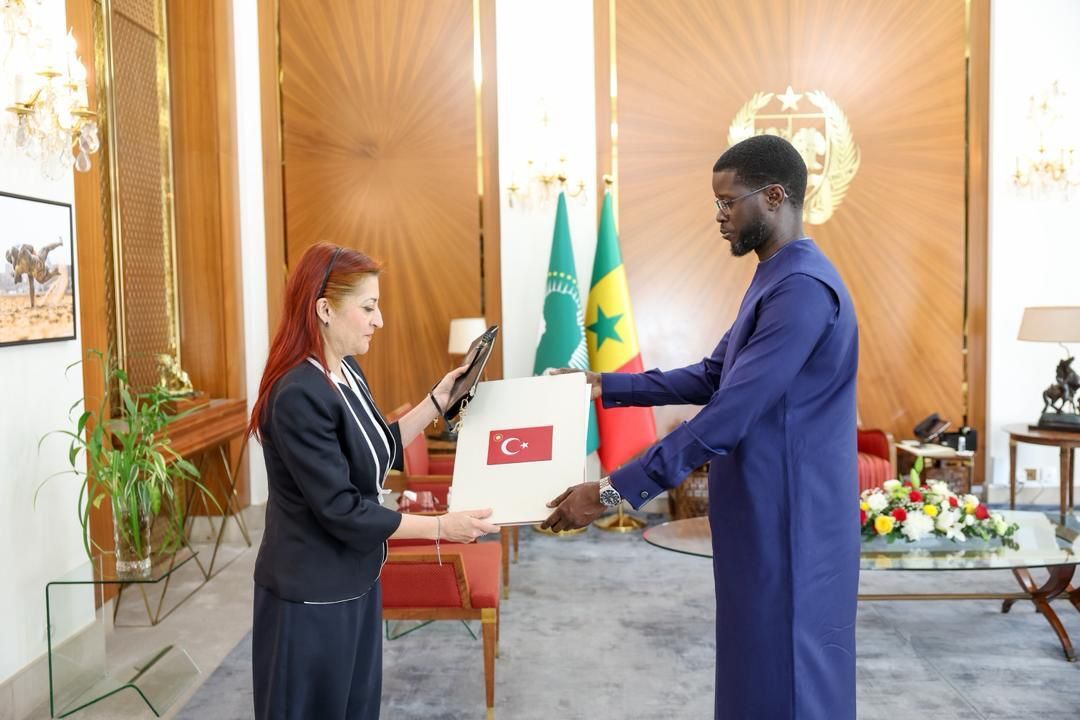 Türkiye'nin Dakar Büyükelçisi Karaoğlu, Senegal Cumhurbaşkanı Faye'a güven mektubunu sundu