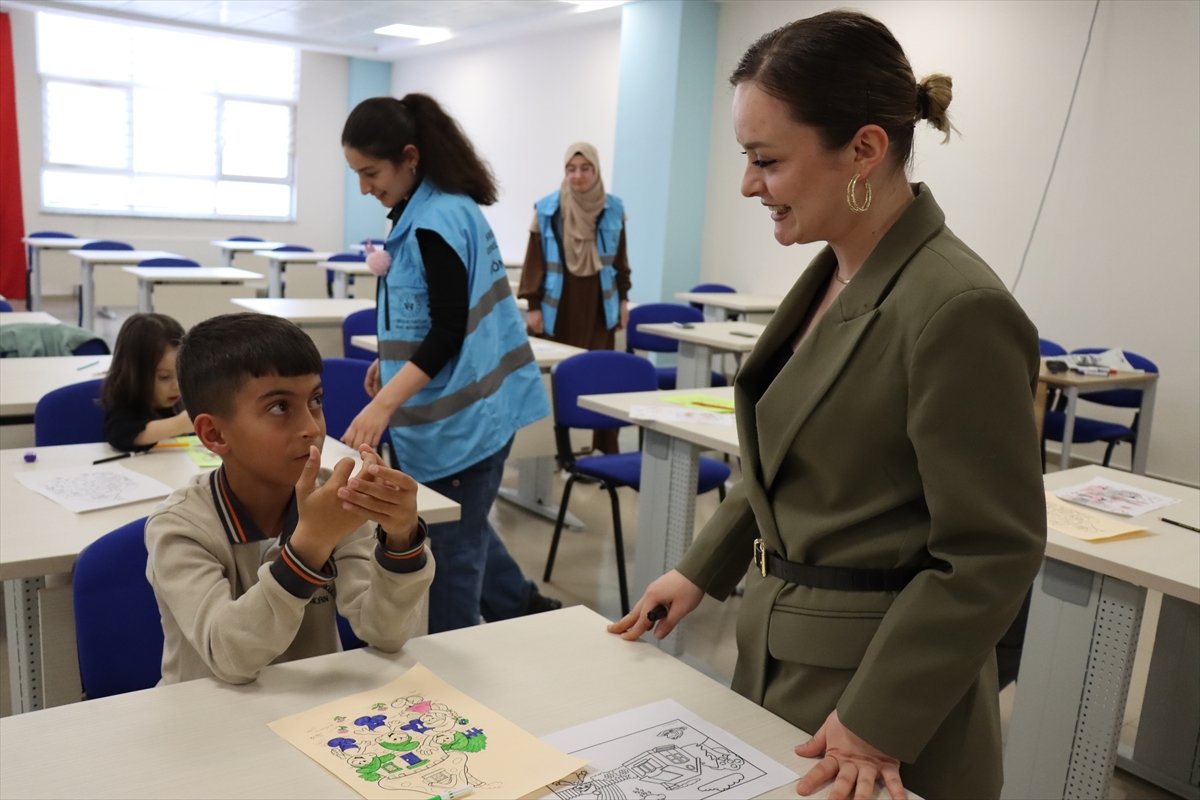 Üniversiteli gençler mahalledeki çocuklara ücretsiz eğitim vererek gelişimlerini sağlıyor