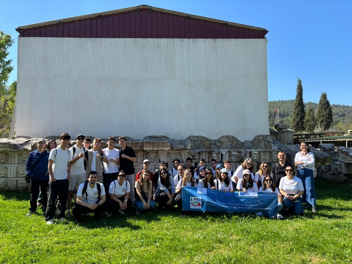 Yabancı öğretmen ve öğrenciler Stratonikeia Antik Kenti'ni gezdi