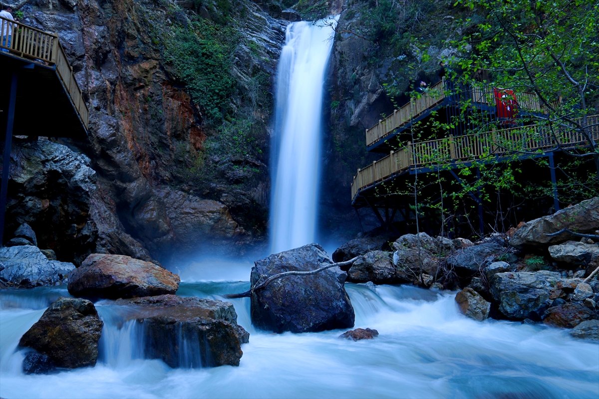 Yağışlar Karaçay Şelalesi'nin debisini artırdı