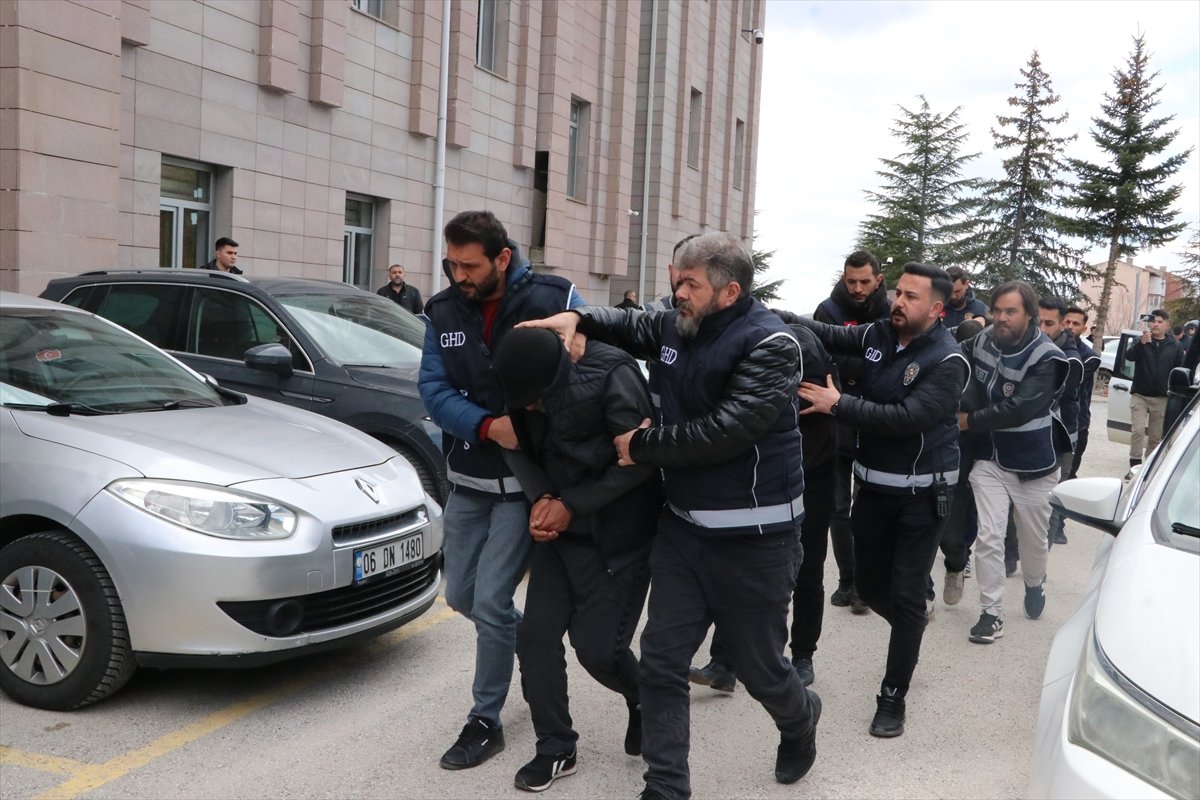 Yozgat'ta yolcusu bulunmayan otobüsün bagajından 53 düzensiz göçmen çıktı