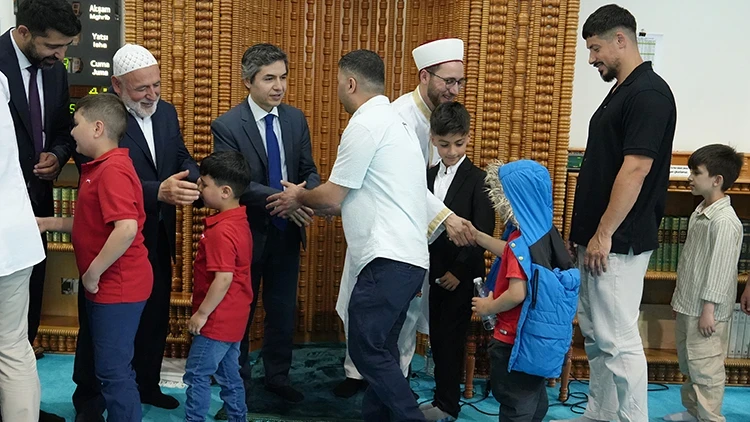 Londra’da bayram namazında camilerimiz doldu