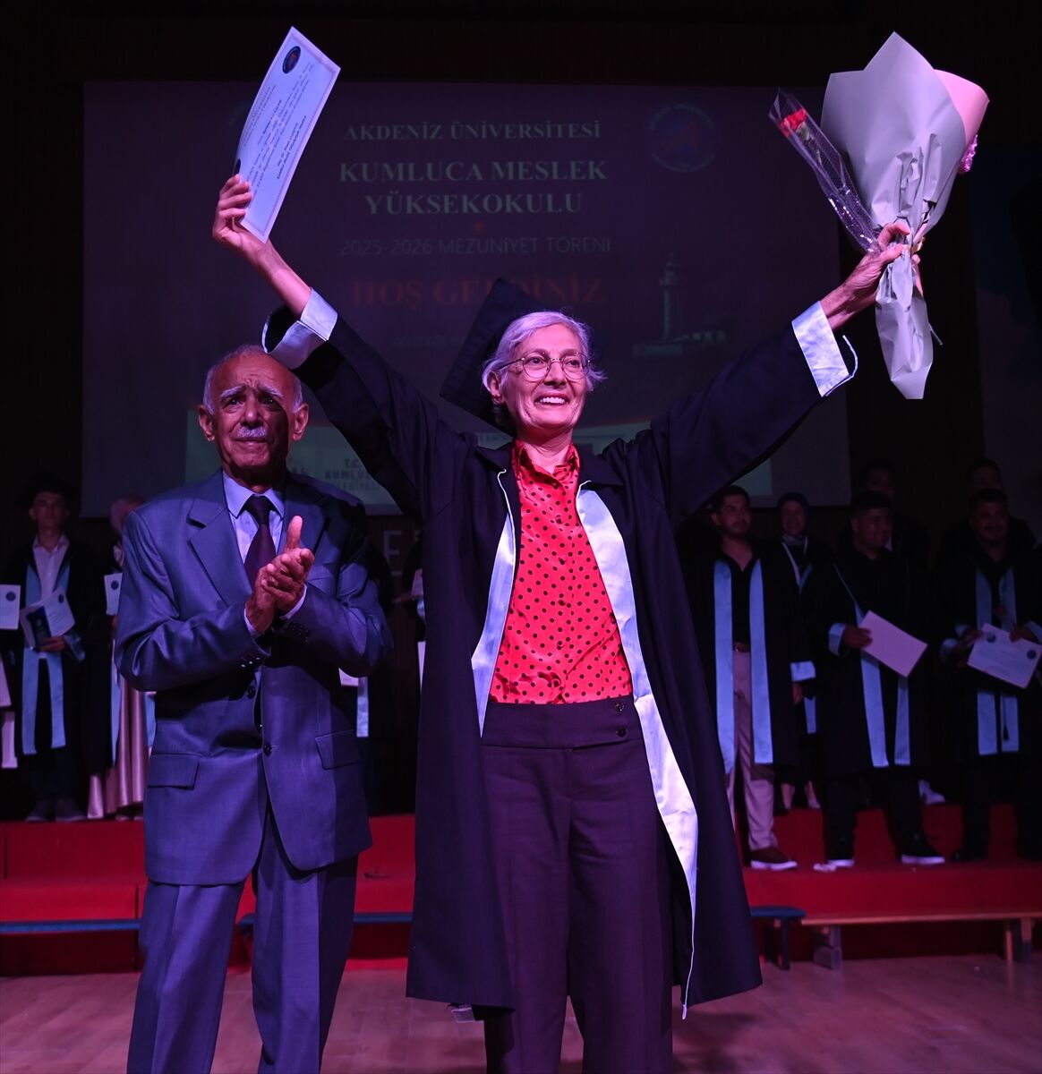 70 yaşında yüksekokul bitirdi, diplomasını dekan oğlunun elinden aldı