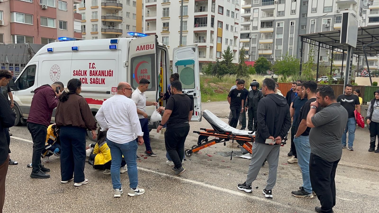 Adana'da hafif ticari aracın çarptığı motosikletteki 2 kişi yaralandı
