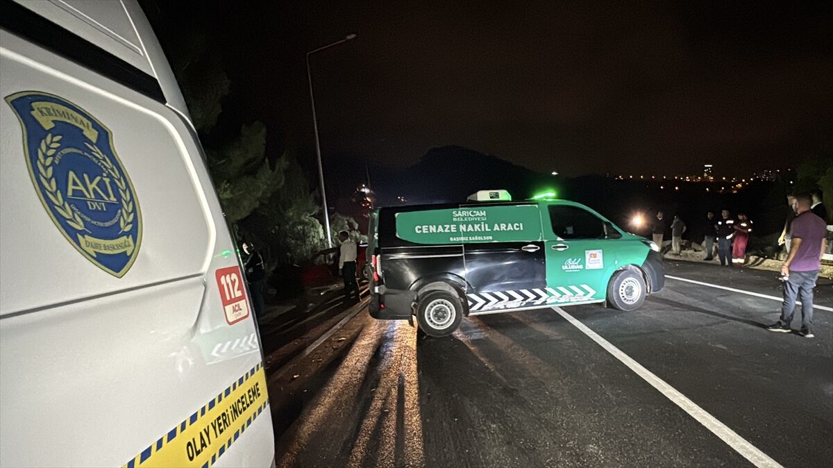 Adana'da iki otomobilin çarpıştığı kazada 2 kişi öldü, 3 kişi yaralandı