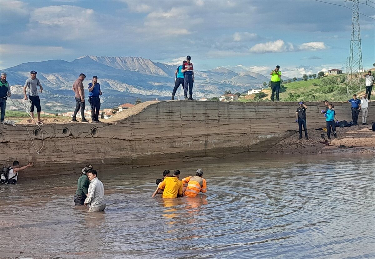 Adıyaman'da serinlemek için gölete giren 2 çocuk boğuldu