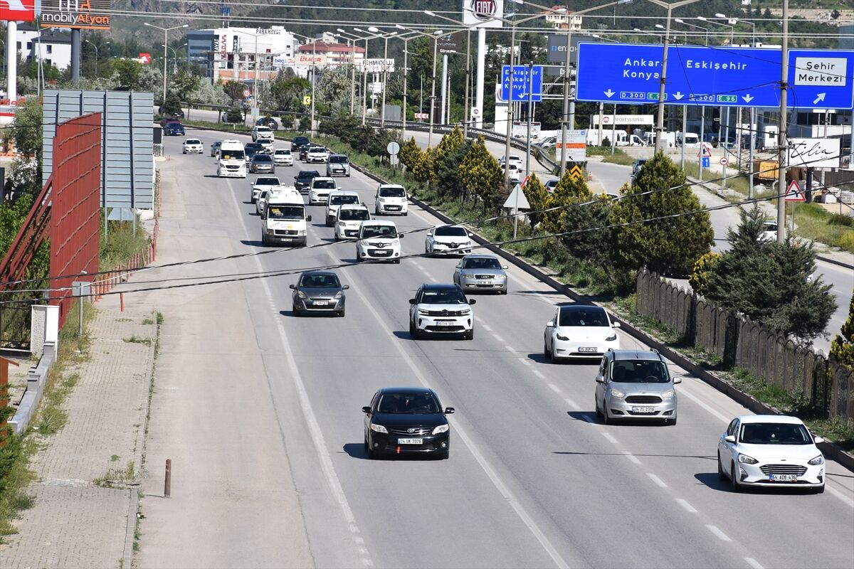 Afyonkarahisar'daki çevre yollarında bayram dönüşü hareketliliği yaşanıyor