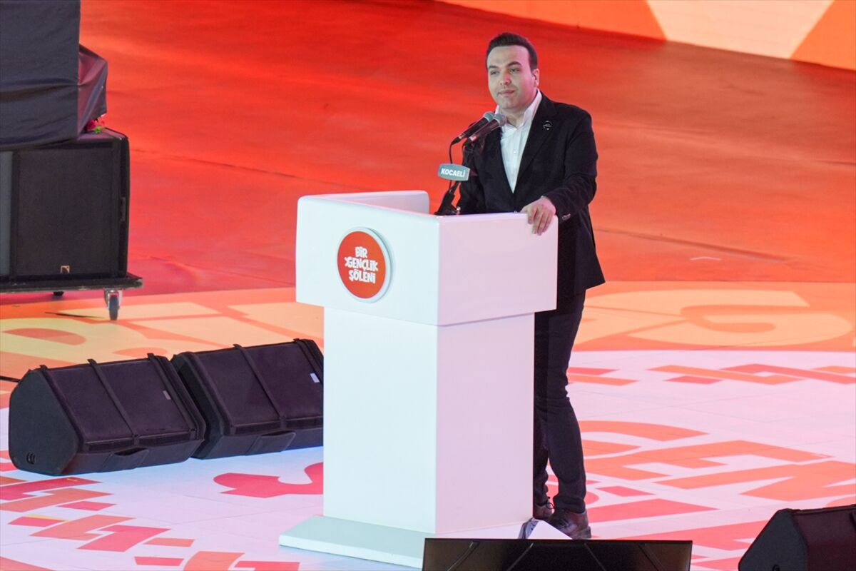 AK Parti Gençlik Kolları Genel Başkanı İbiş, Kocaeli'de 'Bir Gençlik Şöleni'nde konuştu: