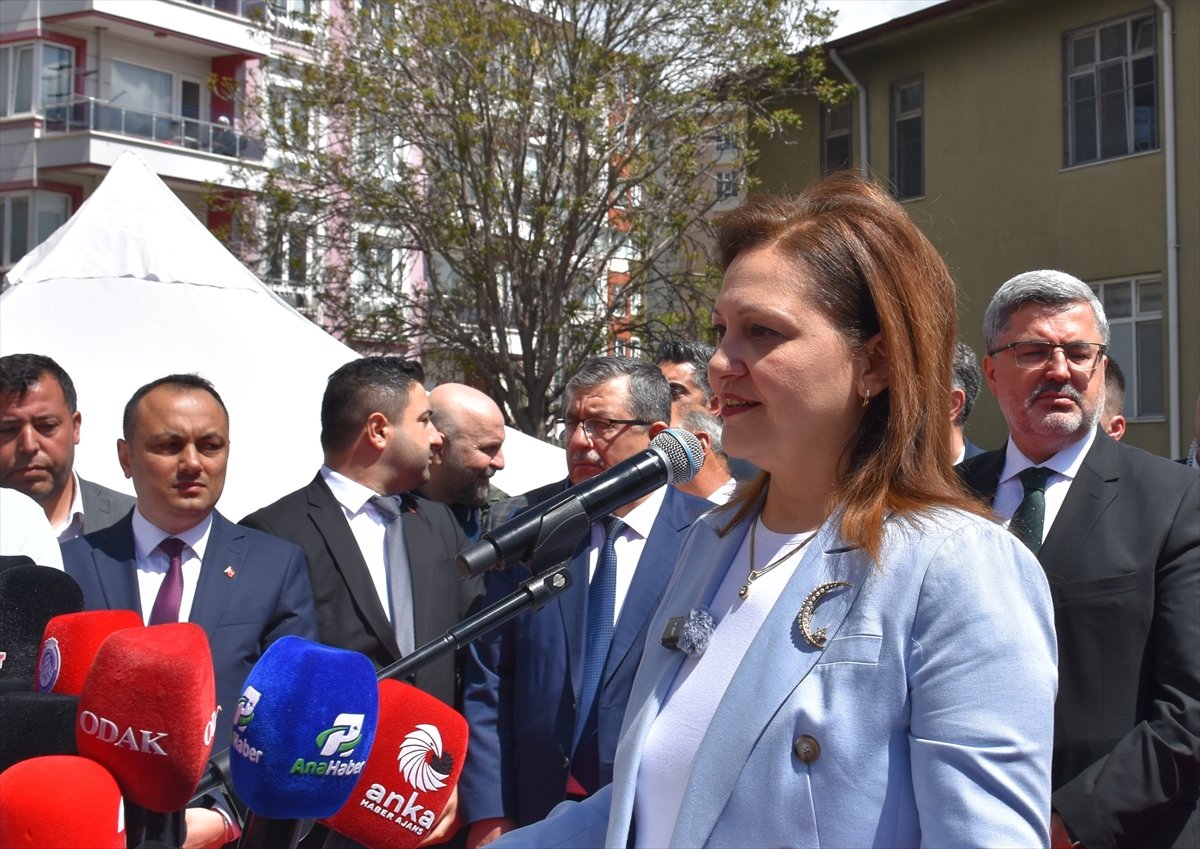 AK Parti'ye katılan Afyonkarahisar Belediye Başkanı Burcu Köksal için karşılama töreni düzenlendi: