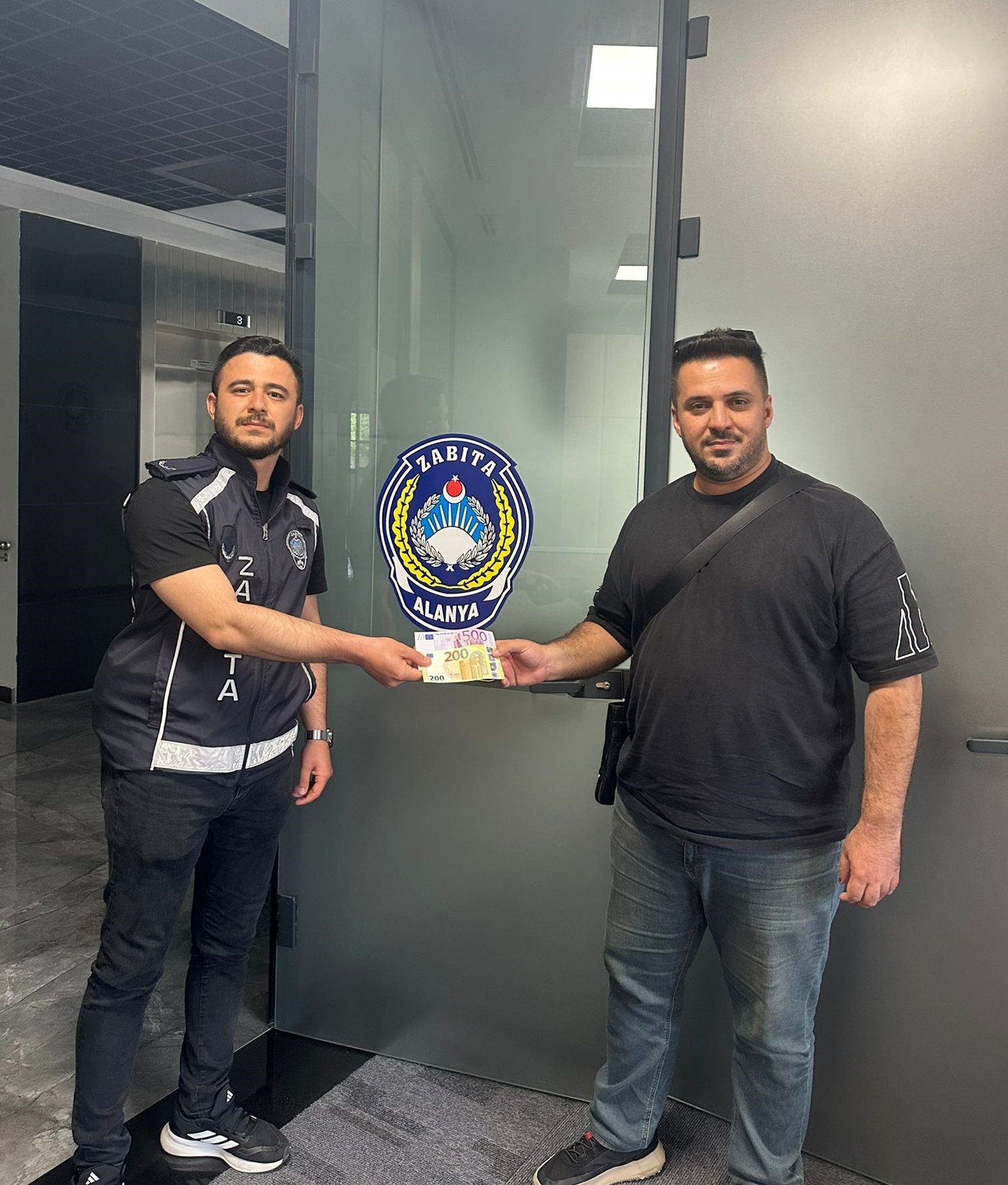 Alanya'da yolda bulunan 700 avro sahibine teslim edildi