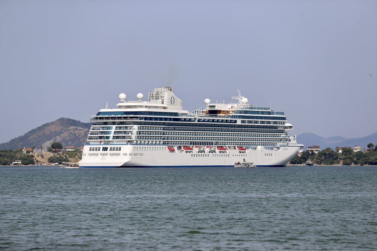 'Allura' isimli kruvaziyer Fethiye Körfezi'ne demirledi