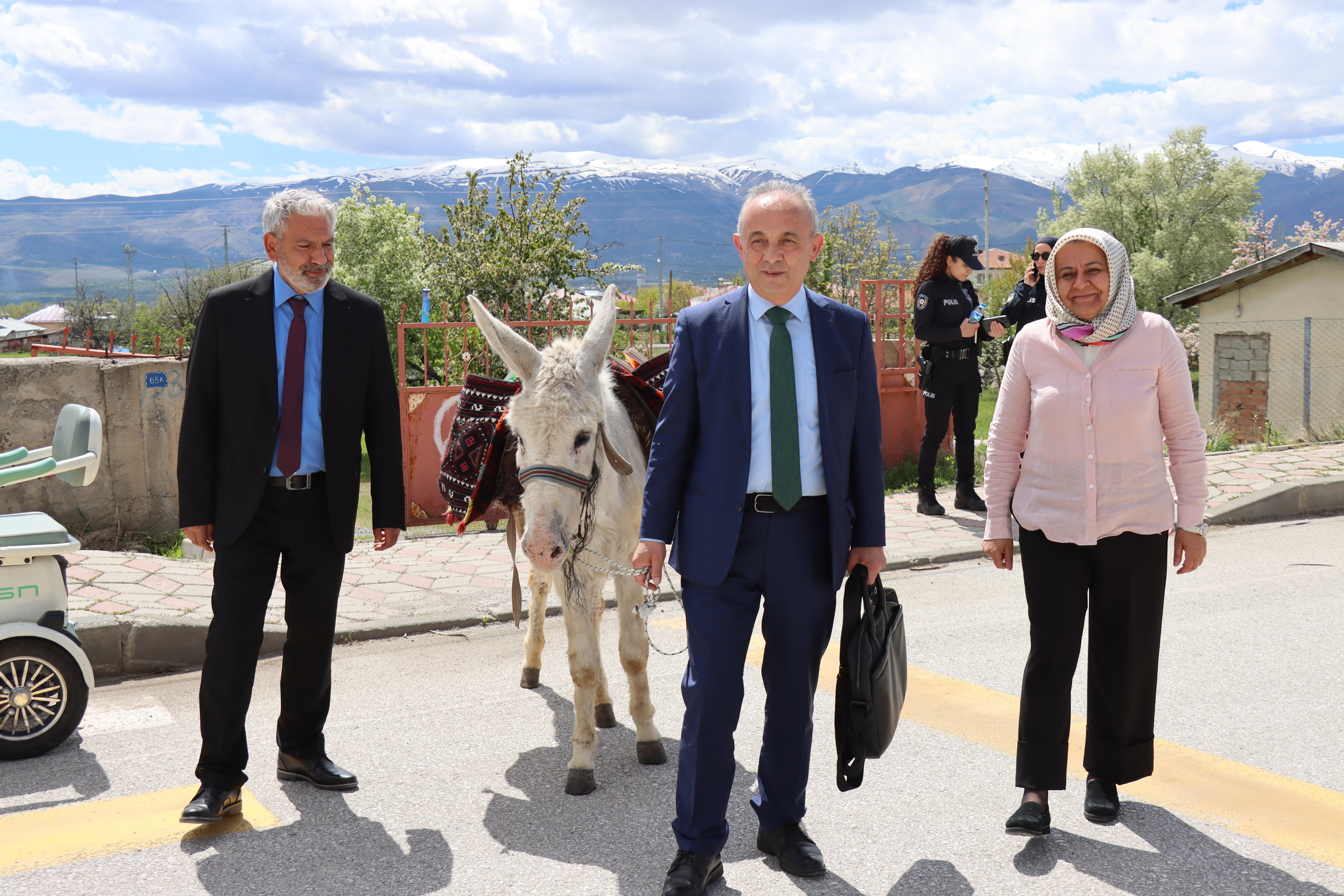 Almanya'dan Erzincan'a gelen gurbetçi, eşek sırtındaki kitap ve kırtasiye malzemelerini öğrencilere dağıttı