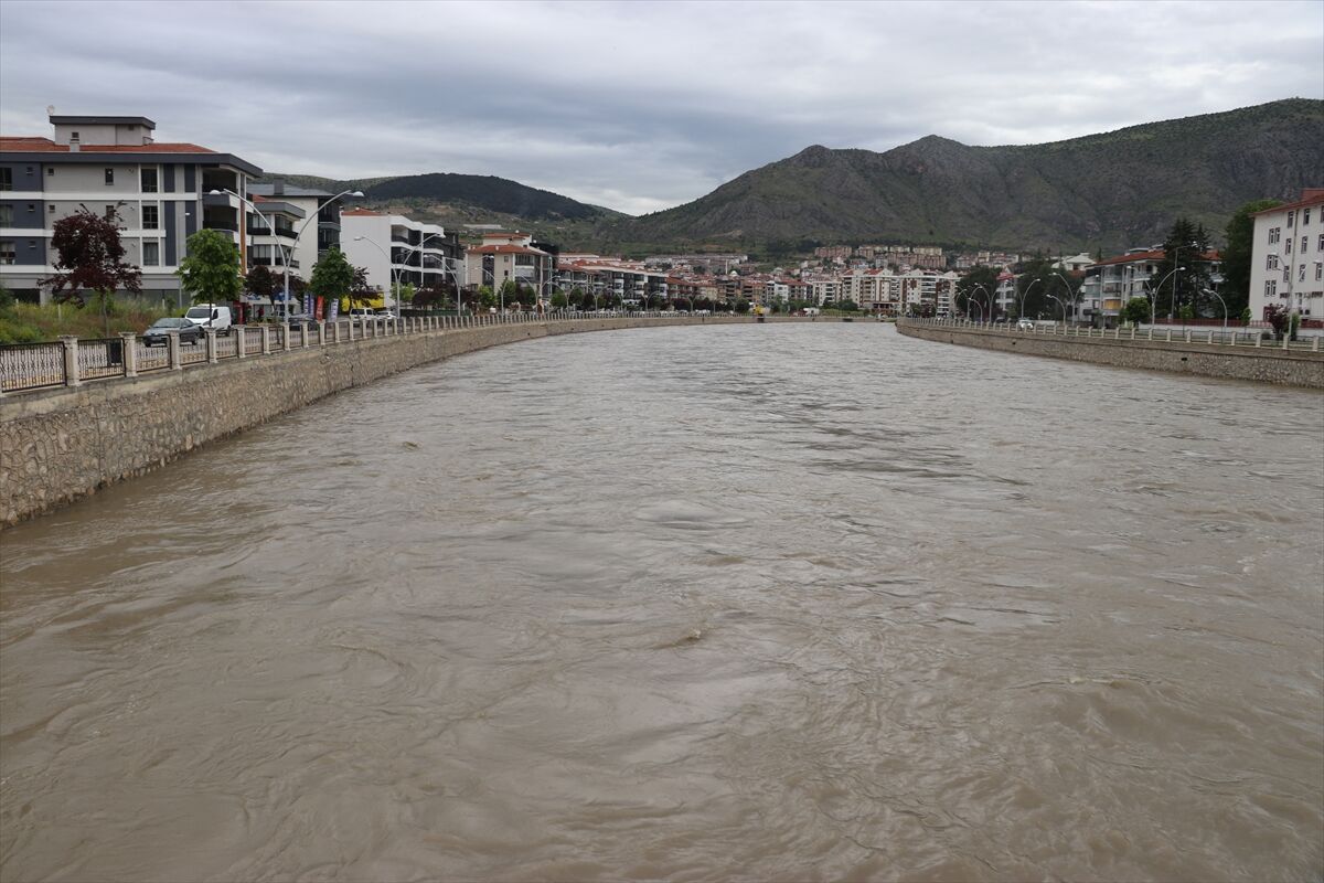 Amasya'da etkisini sürdüren sağanak Yeşilırmak'ın debisini yükseltti