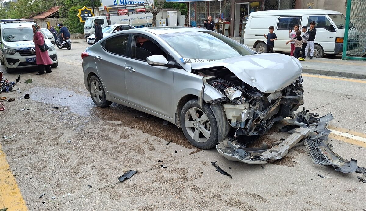 Ankara'da otomobil ile elektrikli bisikletin çarpıştığı kazada 2 kişi yaralandı
