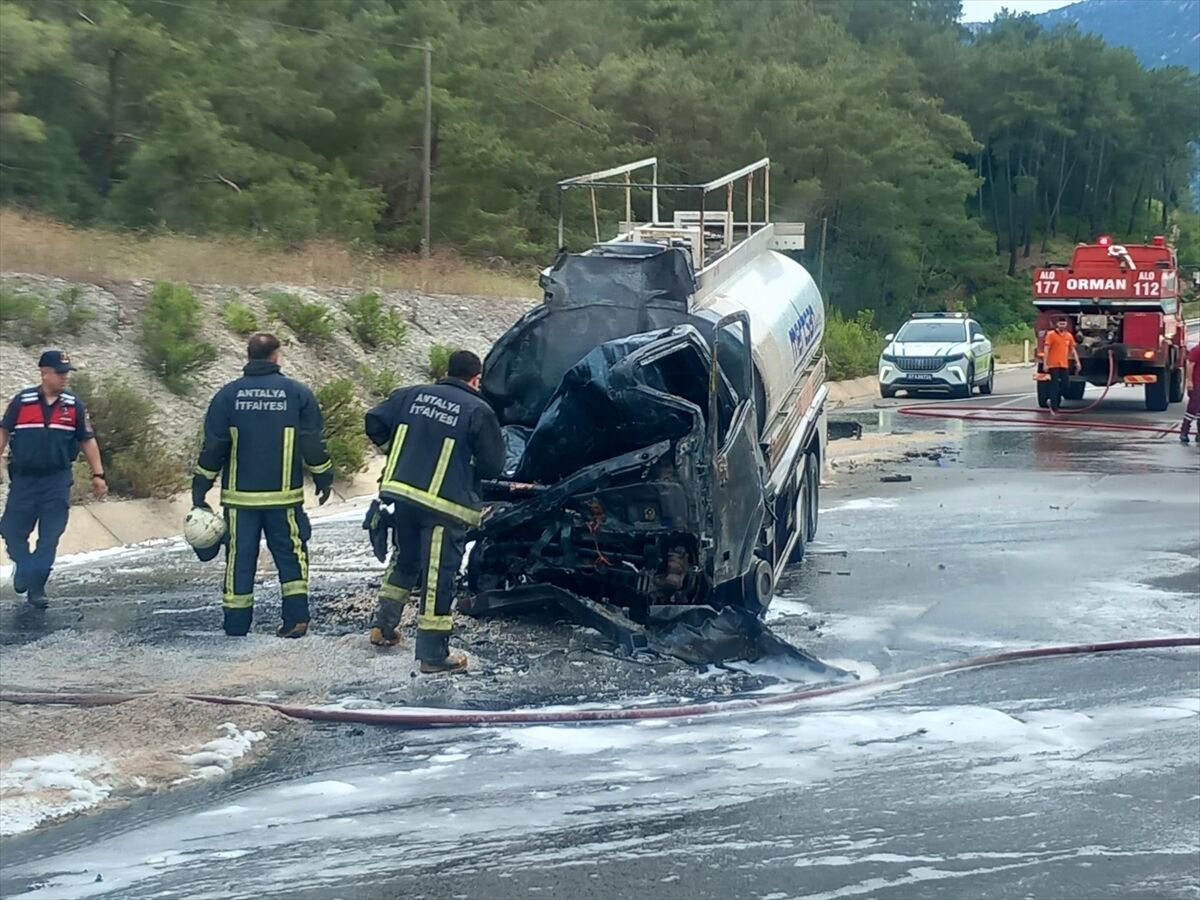 Antalya'da akaryakıt yüklü tankerde çıkan yangın söndürüldü