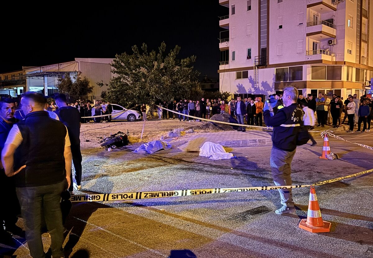 Antalya'da çöp kamyonu ile motosikletin çarpıştığı kazada 2 kişi öldü