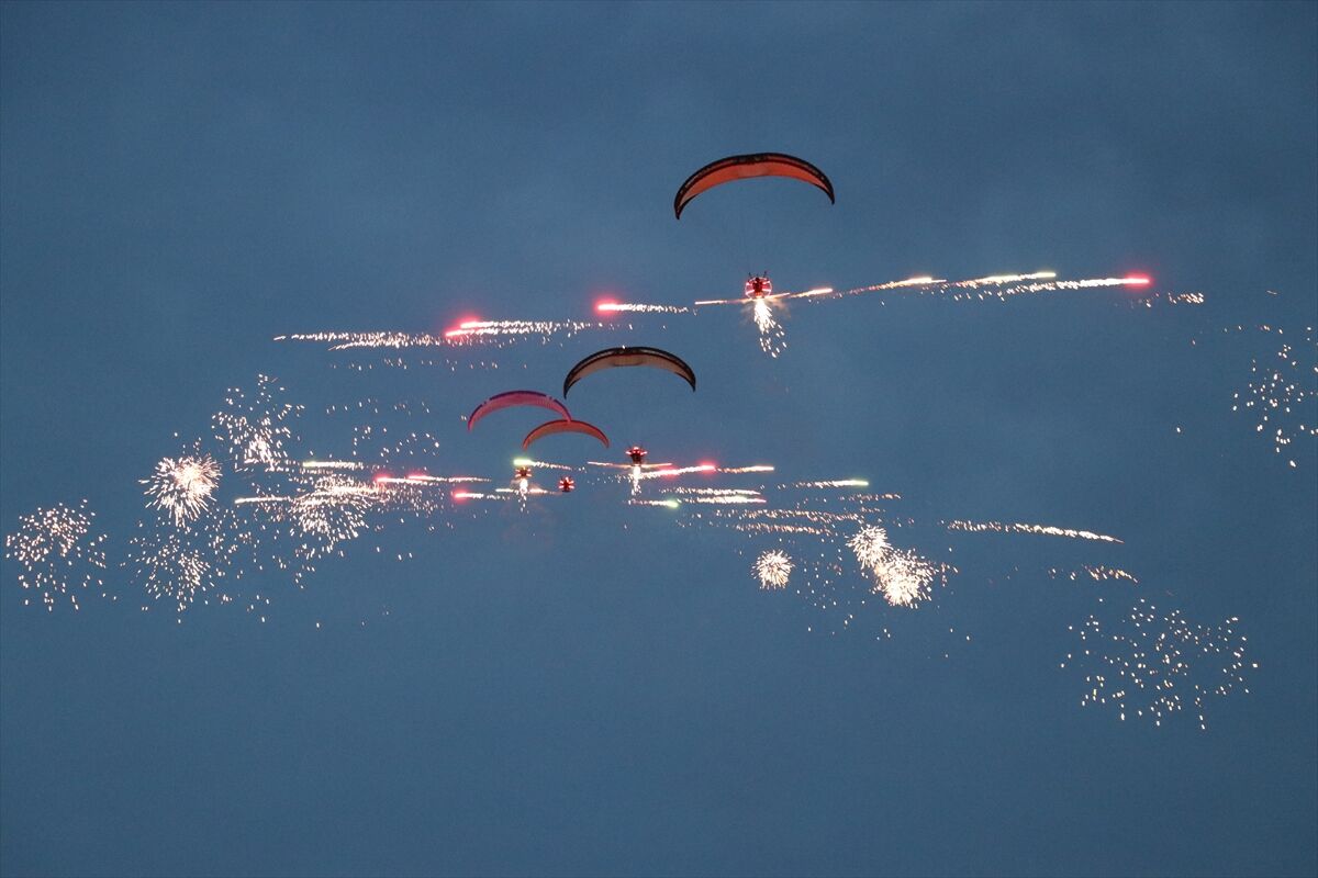 Antalya'da paramotor havai fişek gösterisi ve fener alayı düzenlendi