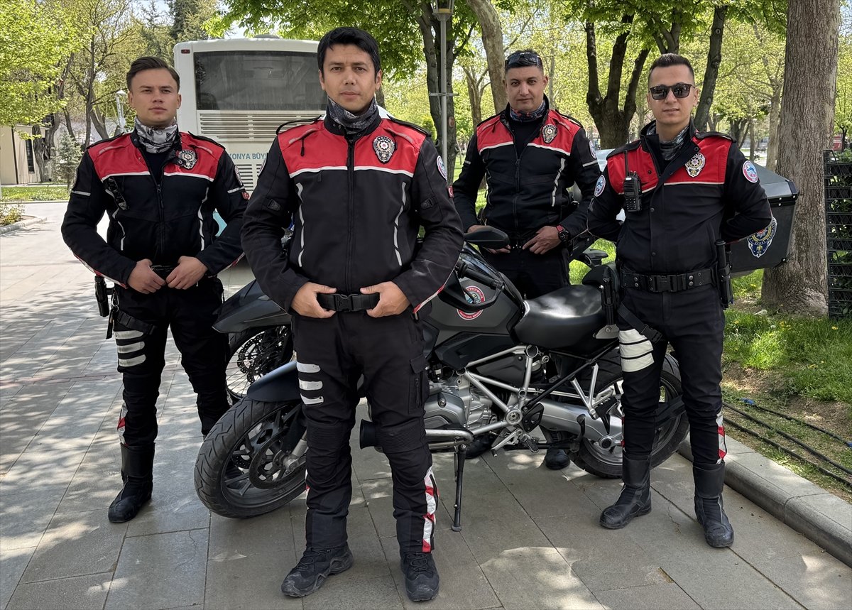 Araç kullanırken boğazına erik kaçan sürücü, polisin Heimlich manevrasıyla kurtuldu