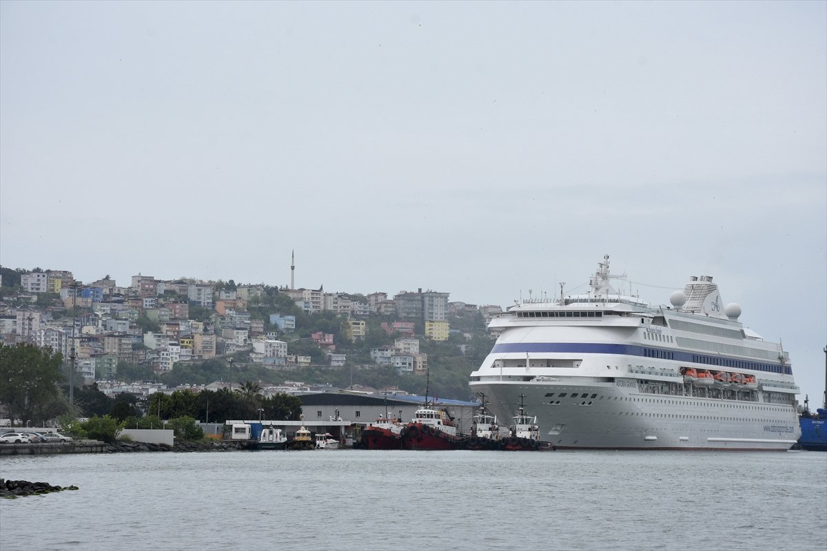 'Astoria Grande' kruvaziyeri 1006 yolcusuyla Samsun'a geldi