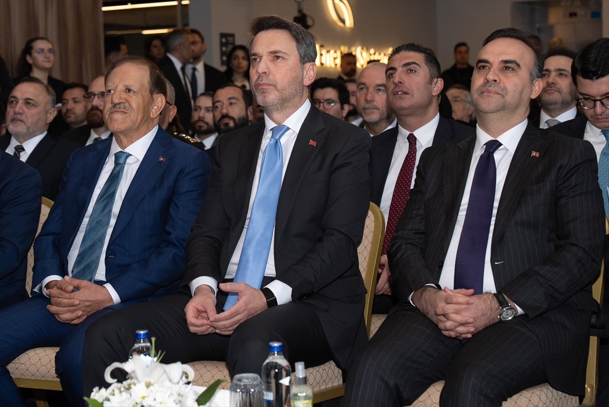 Bakan Bayraktar, güneş enerjisinin yıl sonunda elektrik kurulu gücünde zirveye çıkacağını bildirdi: