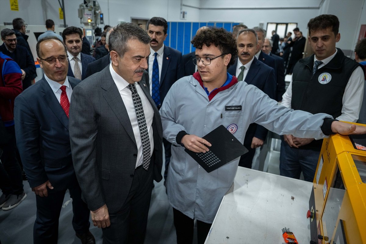 Bakan Tekin, Teknopark Ankara İvedik OSB Mesleki ve Teknik Anadolu Lisesini ziyaret etti:
