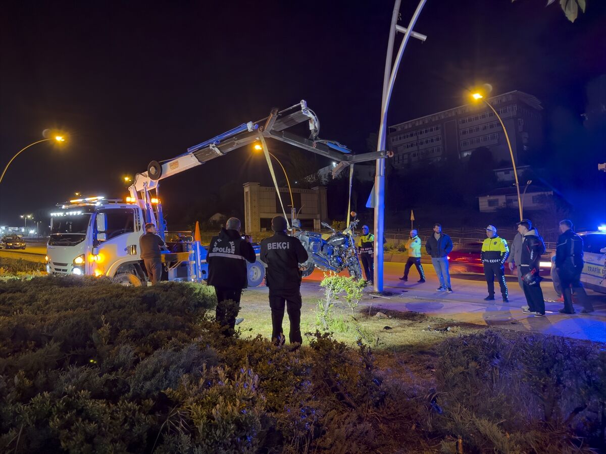 Başkentte aydınlatma direğine çarpan motosikletin sürücüsü yaşamını yitirdi