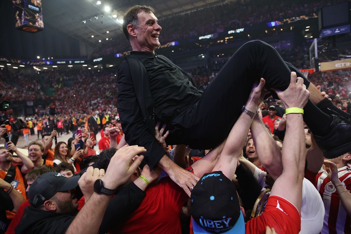 Basketbol Avrupa Ligi şampiyonu Olympiakos, kupasını aldı