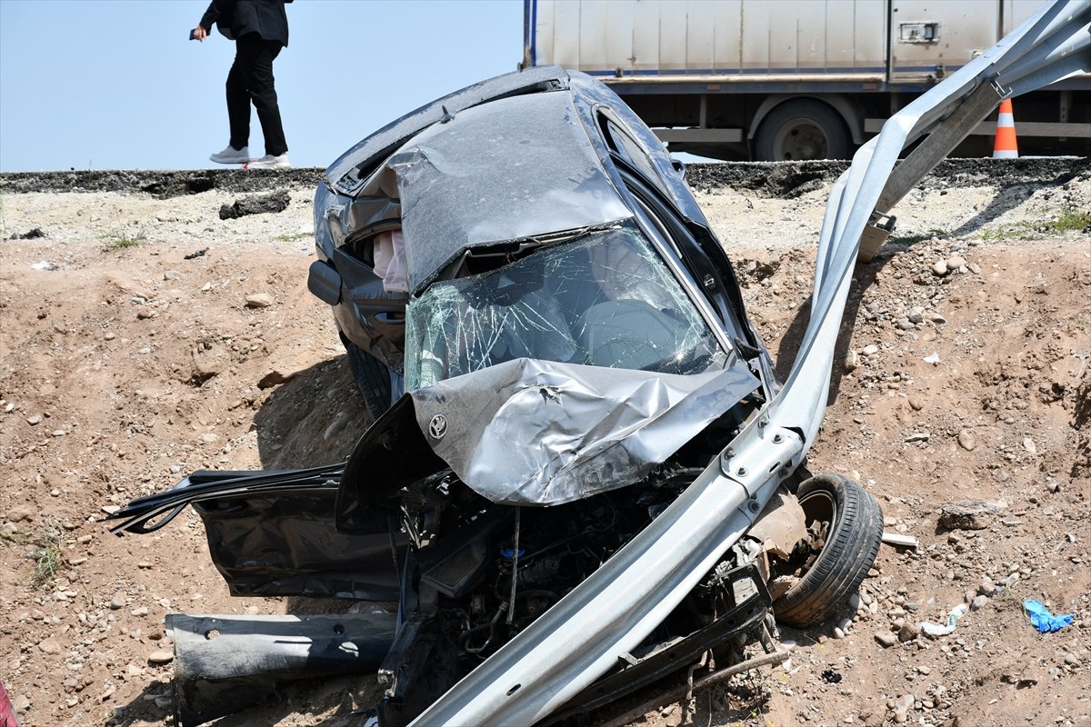Batman'da kamyon ile otomobilin çarpıştığı kazada 1 kişi öldü, 2 kişi yaralandı