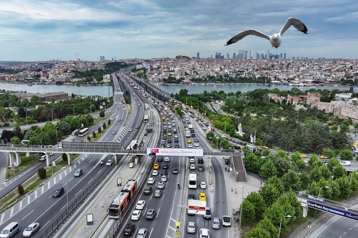 Bayram tatili dönüşünde İstanbul'un bazı bölgelerinde trafik yoğunluğu