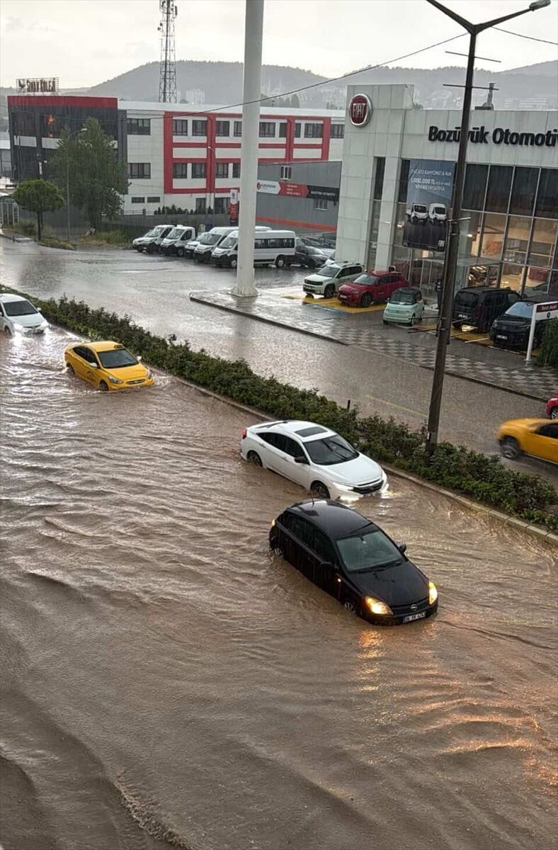Bilecik'te sağanak hayatı olumsuz etkiledi