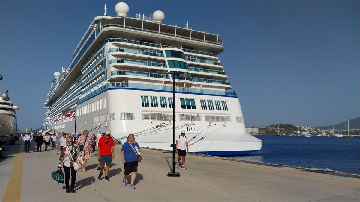 Bodrum'a 'Allura' kruvaziyeriyle 1142 turist geldi