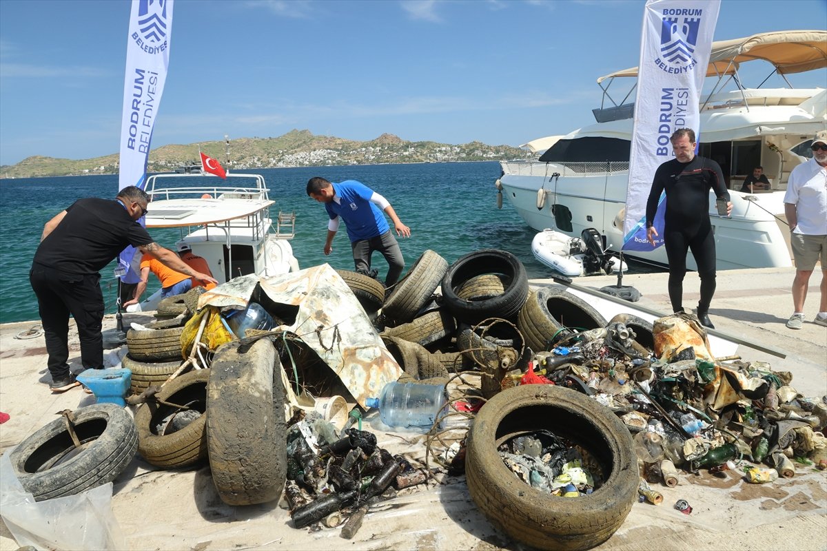 Bodrum'da dalgıçlar denizden yaklaşık 2 ton atık çıkardı