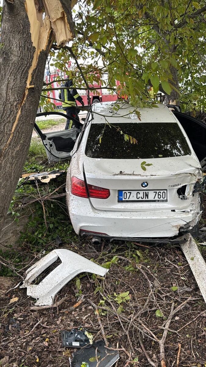 Burdur'da ağaca çarpan otomobilin sürücüsü yaralandı