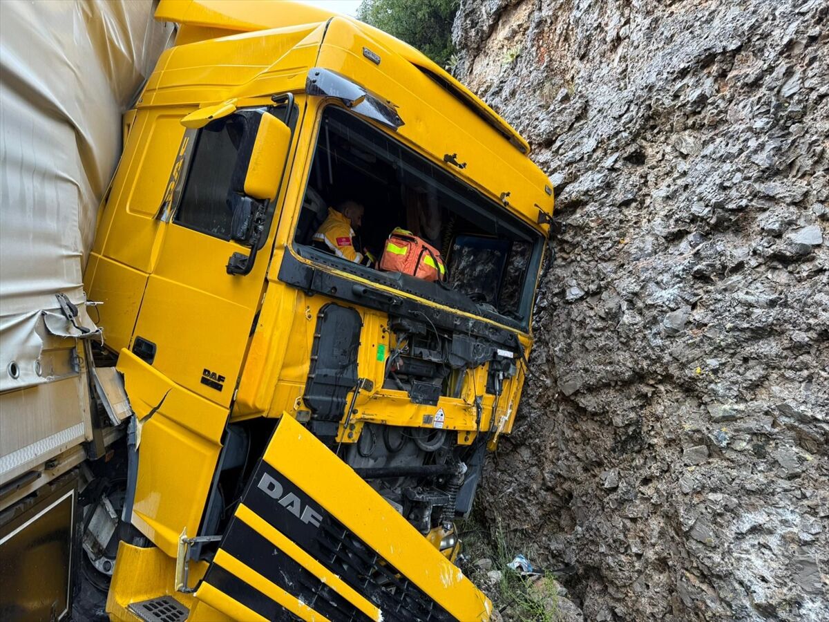 Burdur'da kayalıklara çarpan tırın sürücüsü yaralandı