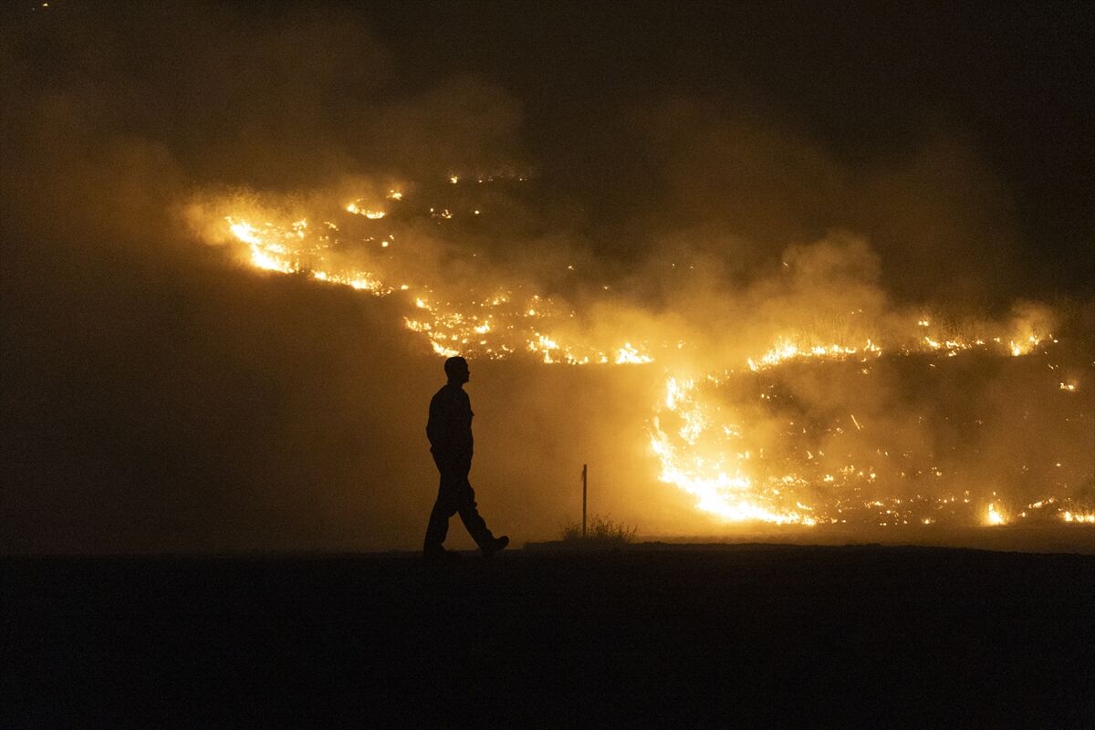 California wildfire burns over 1,300 acres, thousands evacuated