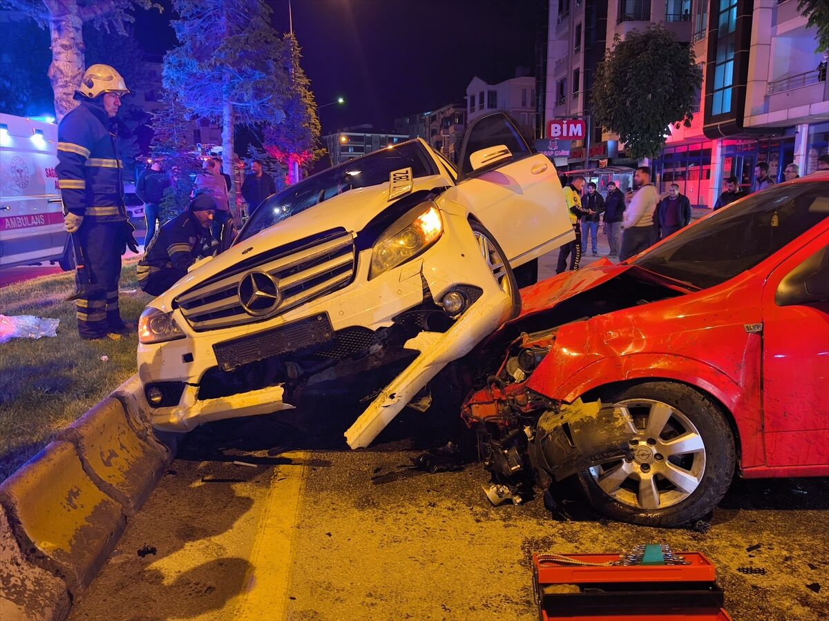 Çorum'da iki otomobilin çarpışması sonucu 3 kişi yaralandı