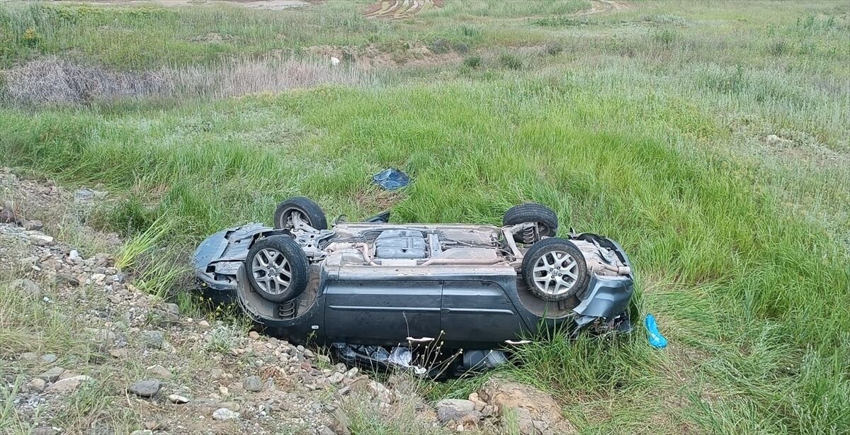 Çorum'da şarampole devrilen otomobildeki aynı aileden 4 kişi yaralandı
