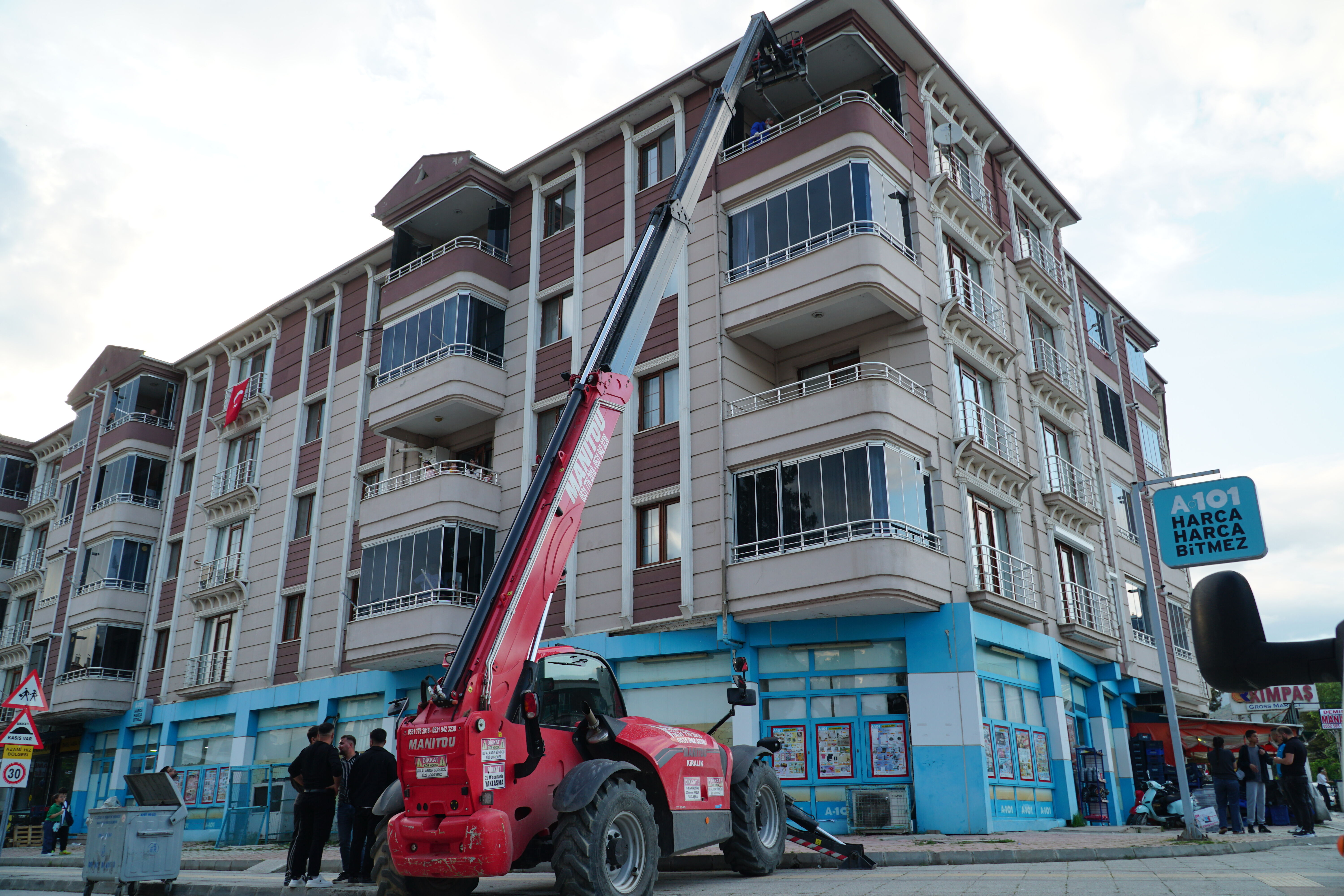 Çorum'da yaklaşık 250 kilo ağırlığındaki kişinin cenazesi dairesinden forkliftle çıkarıldı