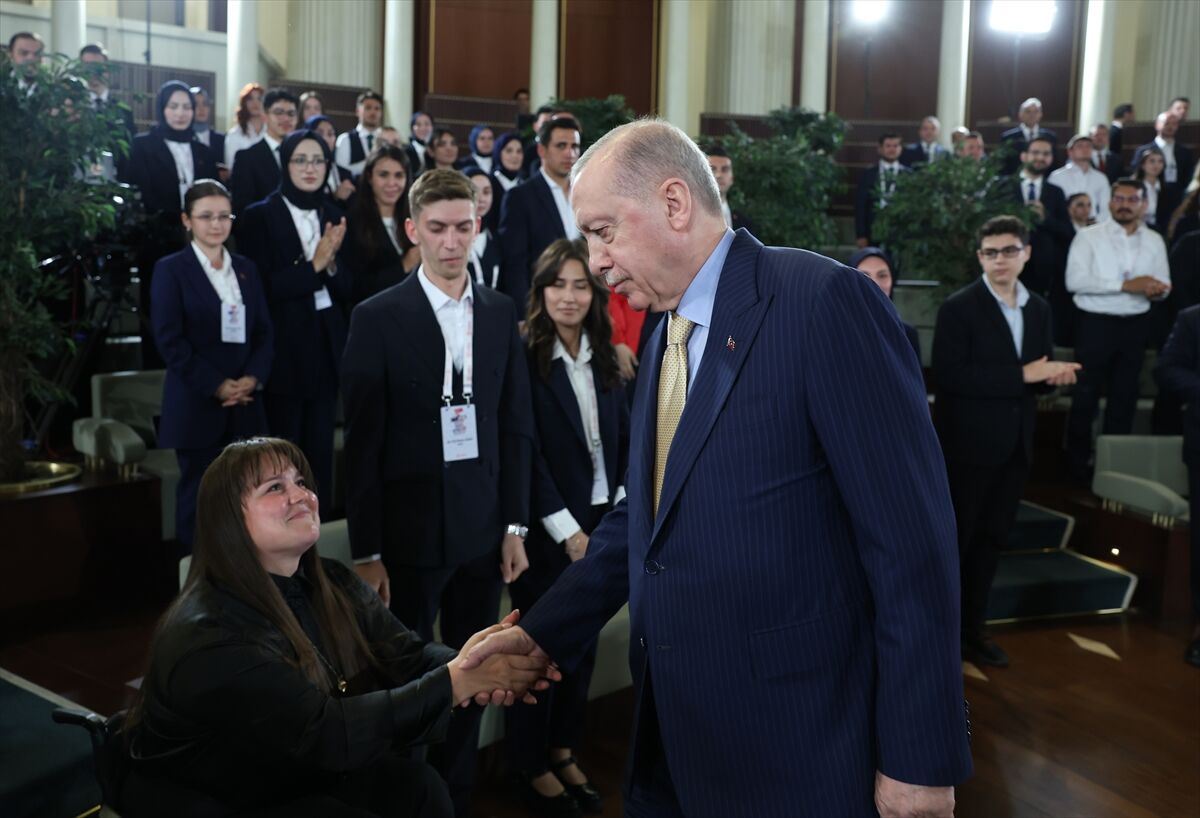 Cumhurbaşkanı Erdoğan, gençlerle ve milli sporcularla bir araya geldi: