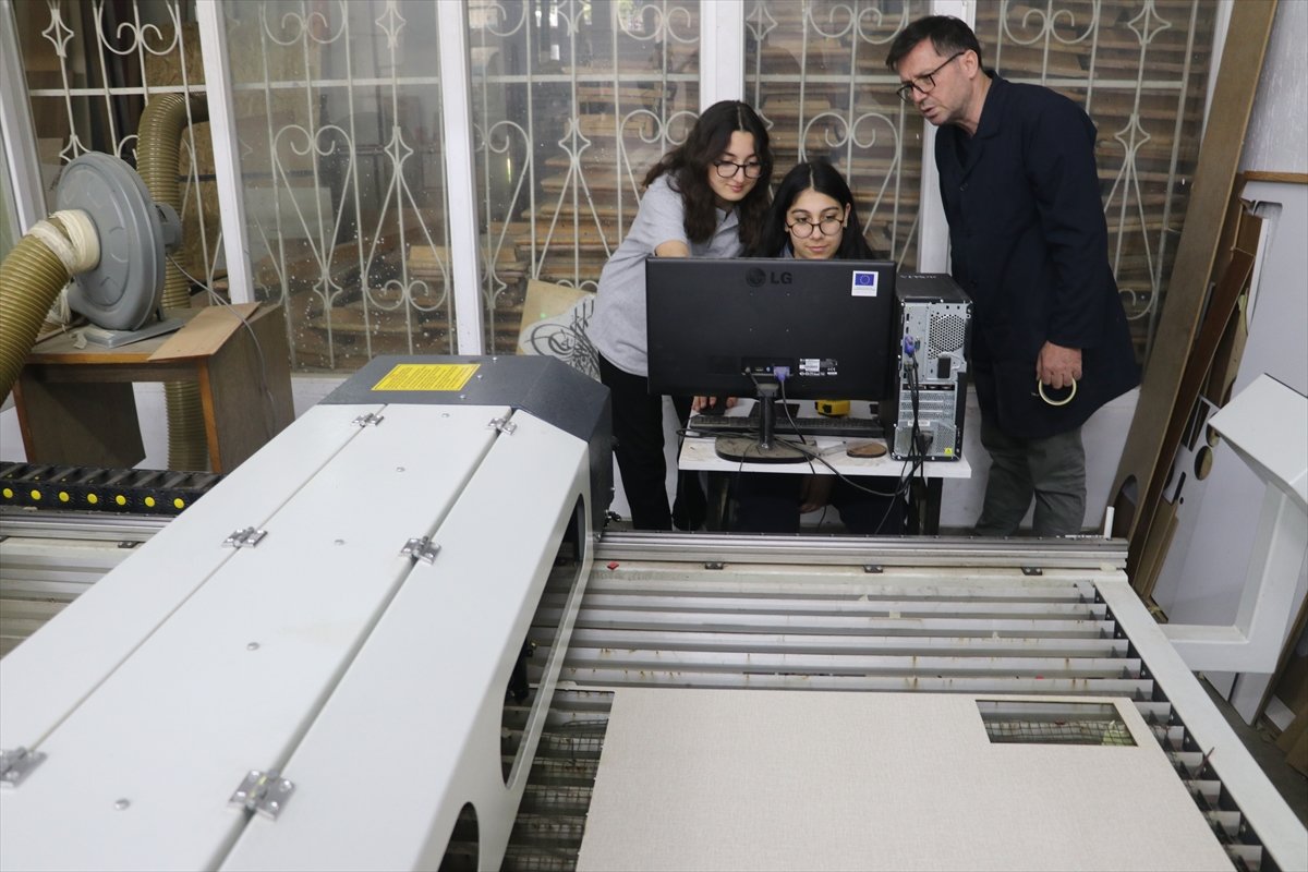Devlet desteğiyle modernize edilen atölyeden hem öğrenciler hem kursiyerler faydalanıyor