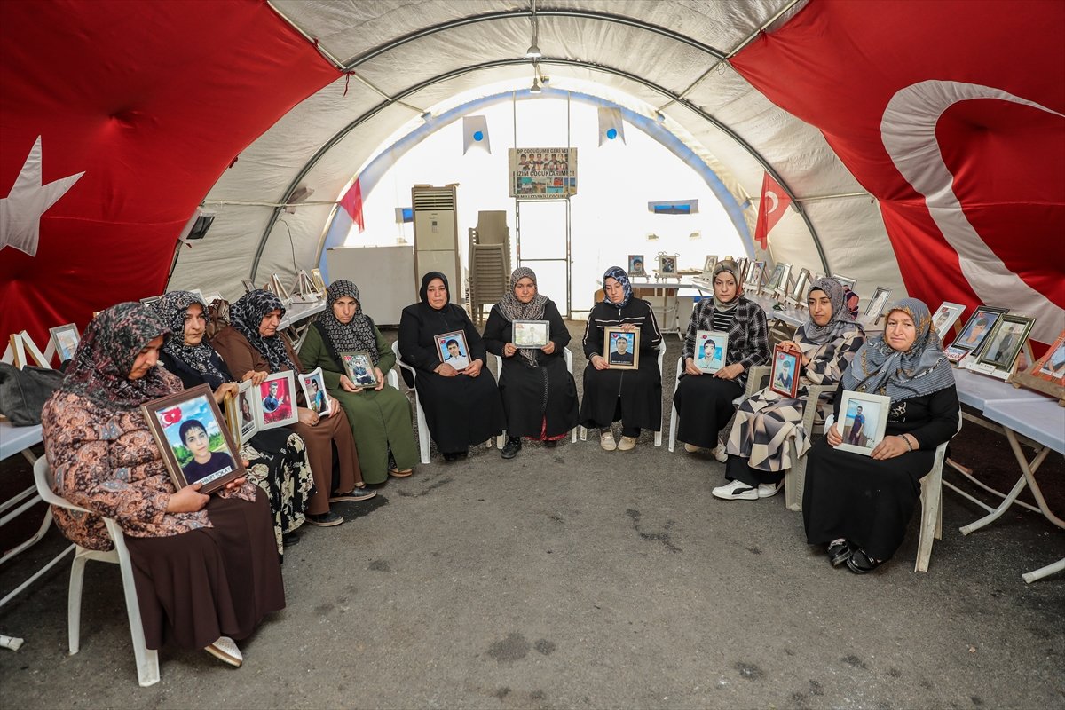 Diyarbakır anneleri, Anneler Günü'nde evlatlarından gelecek müjdeli haberi bekliyor