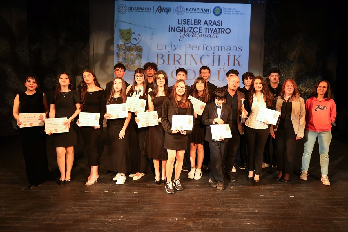 Diyarbakır'da 'Aile' temalı liseler arası İngilizce tiyatro yarışması tamamlandı