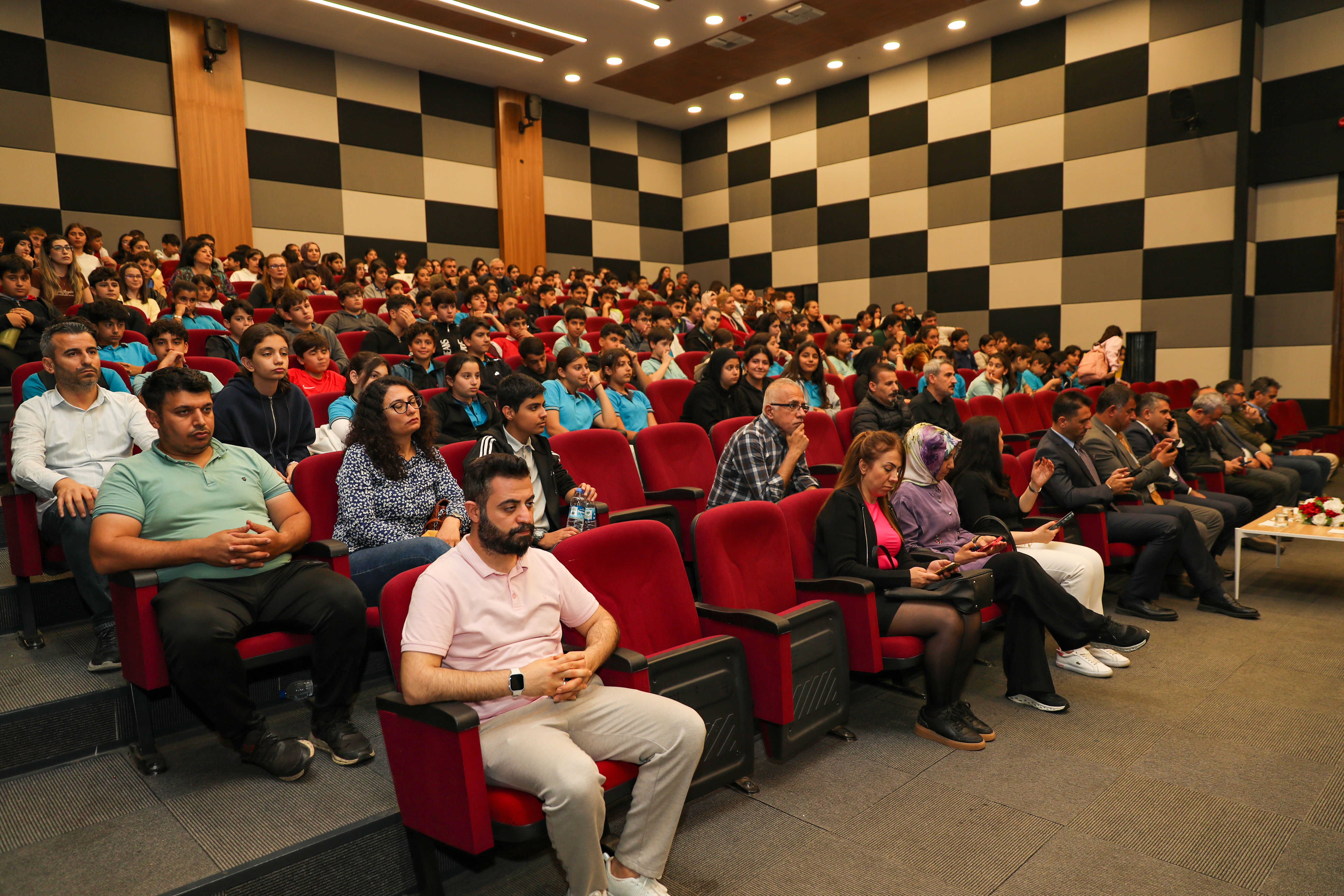 Diyarbakır'da ortaokullar arası 'İngilizce Bilgi Yarışması Finali' düzenlendi