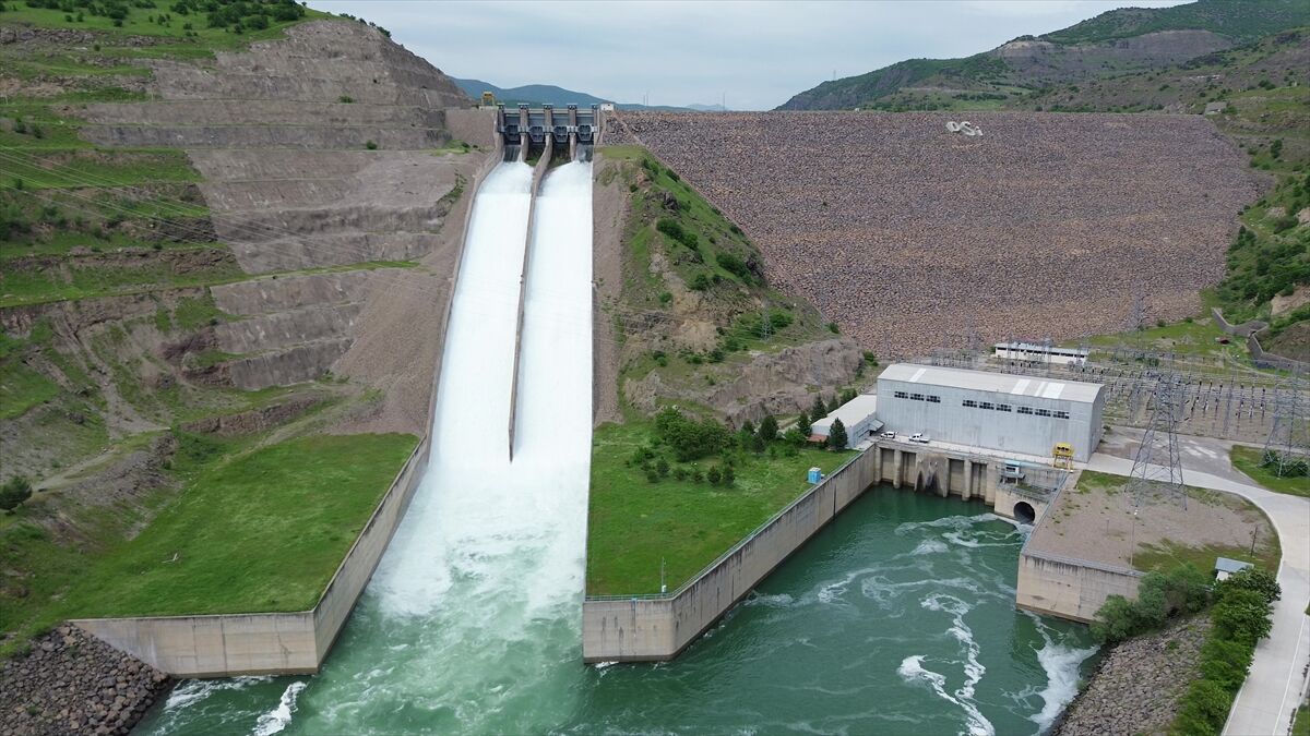 Elazığ'da kapakları açılan 3 barajda su tahliye çalışması sürüyor