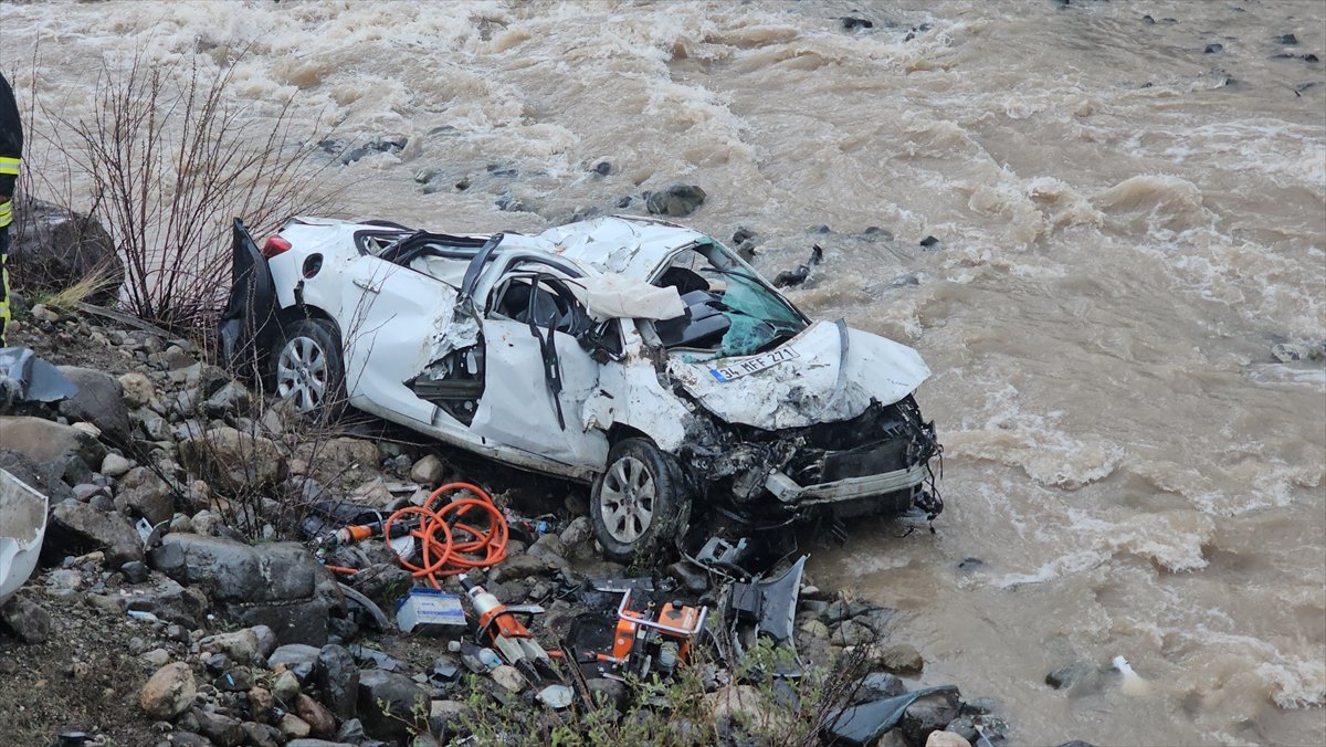Erzincan'da dereye yuvarlanan otomobildeki 2 kişi öldü, 1 kişi ağır yaralandı